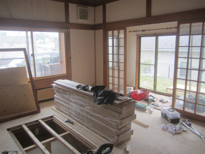 多賀城市大代の空き家の1階居間のリフォーム作業