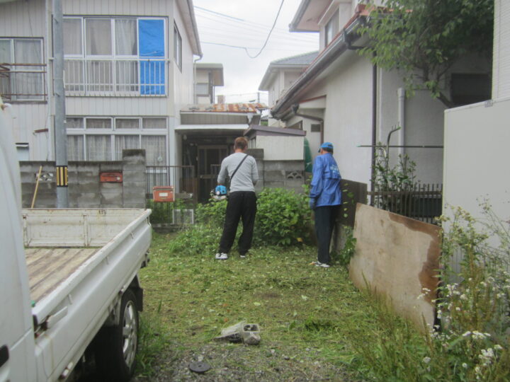 建物周り除草剤散布