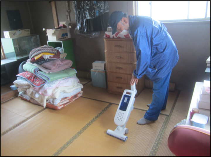 空き家管理の室内掃除機がけの作業写真