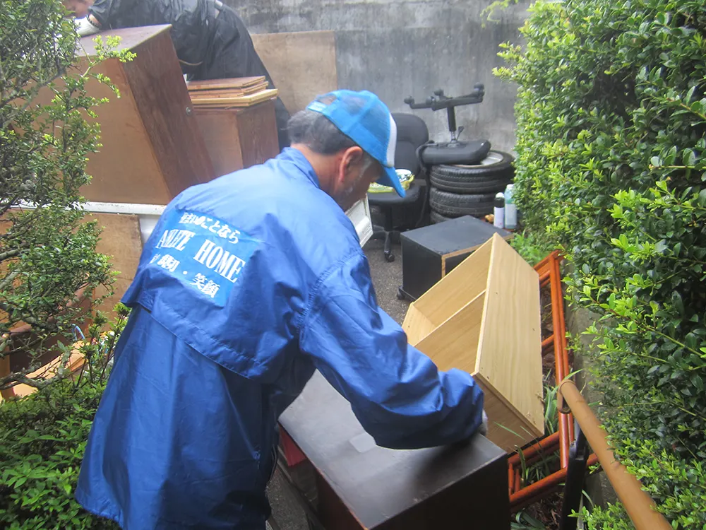荷物を運ぶ作業員