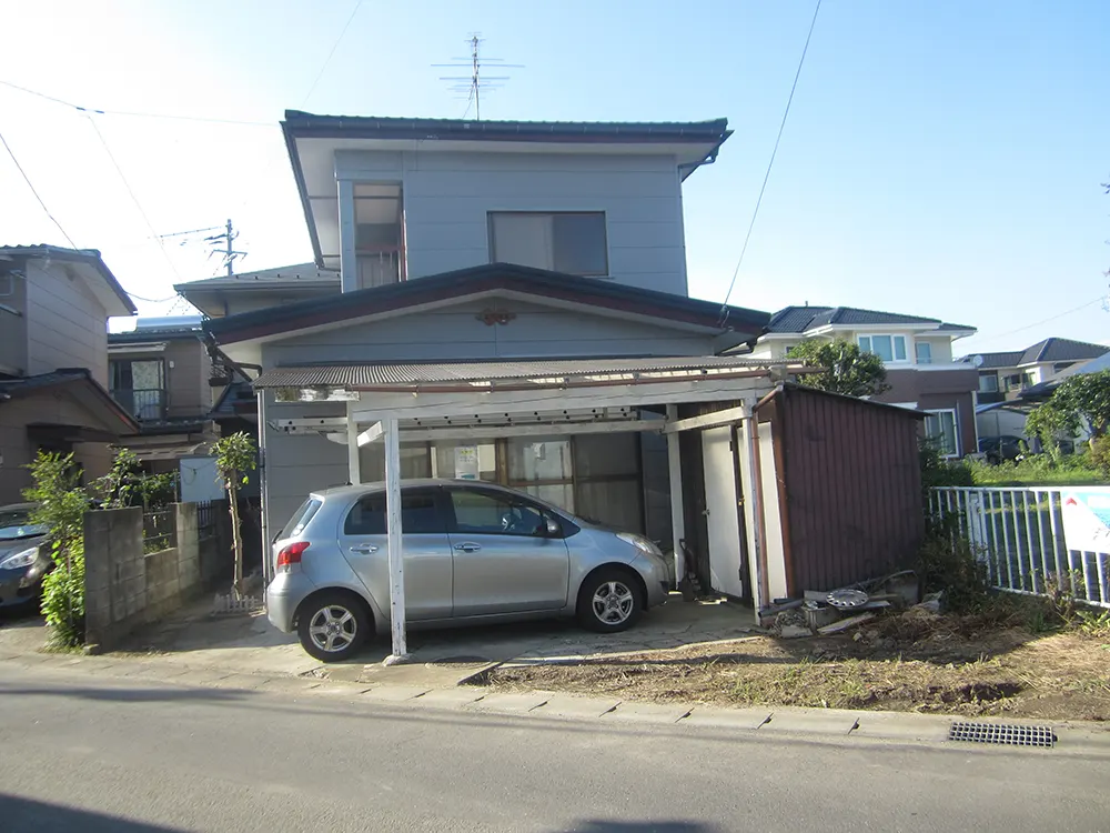 車庫のある住宅の外観（七ヶ浜町で空き家を売却する場合のイメージ）