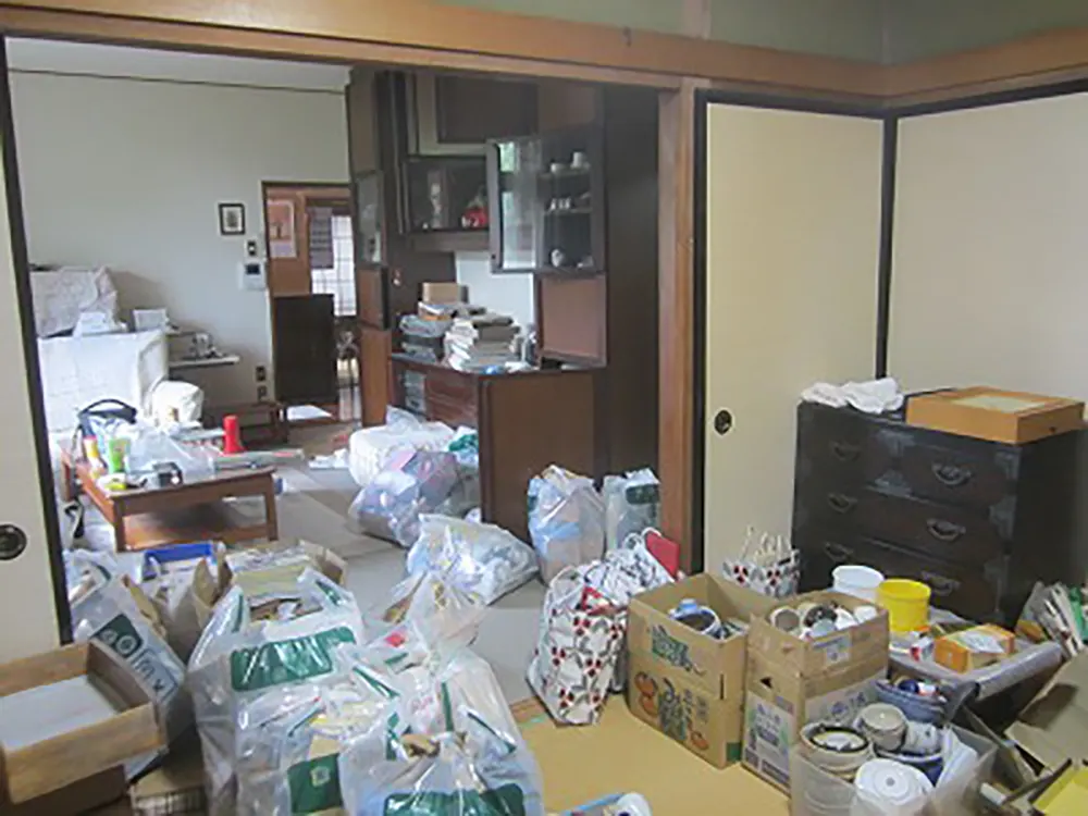 物が散乱した室内