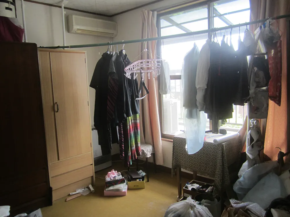 衣類が掛かった室内