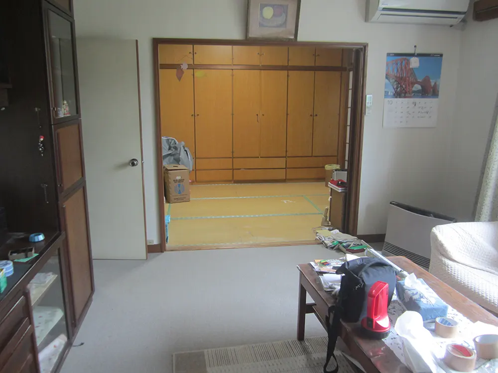 荷物が置かれた和室
