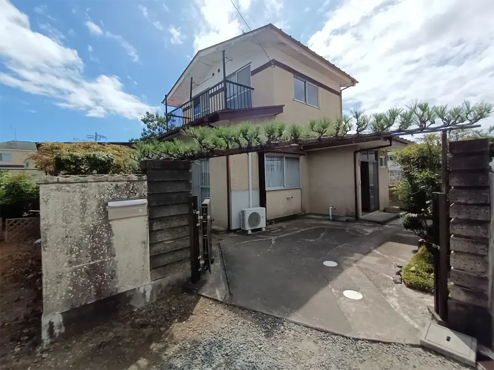 住宅の外観と駐車スペース