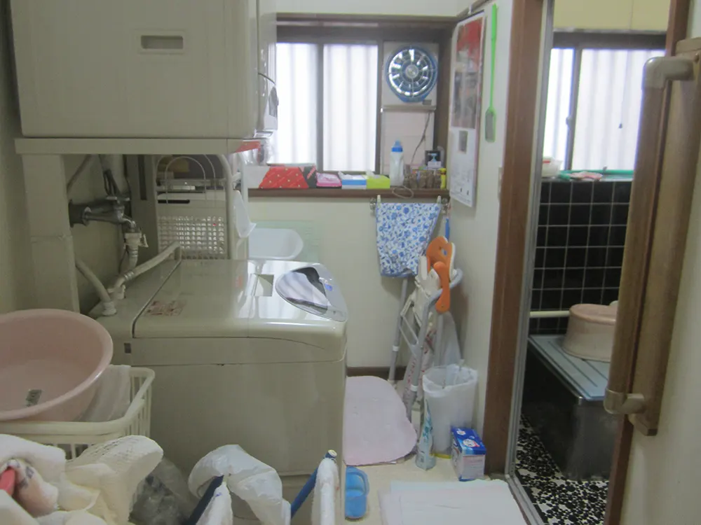 物が散乱した台所