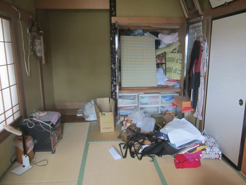 物が散乱した和室