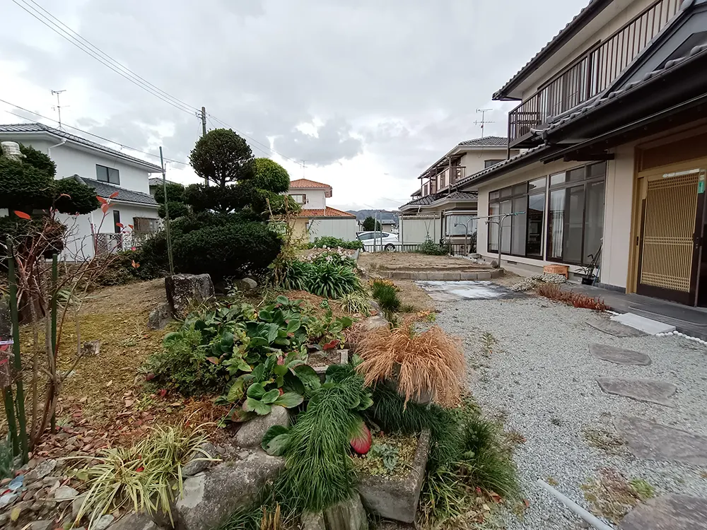 庭木のある住宅の外観