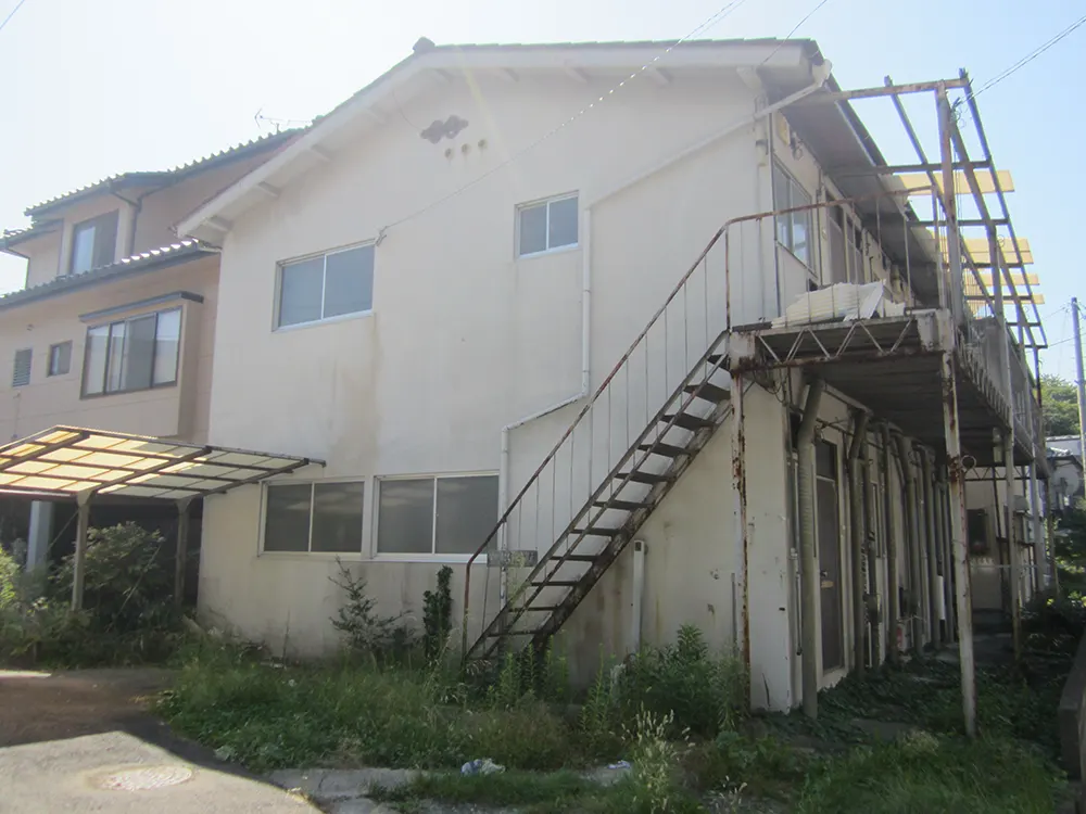 足場が組まれた2階建て住宅の外観