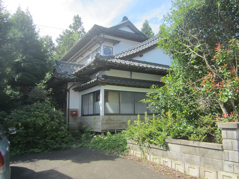 和風2階建て住宅の外観と庭木