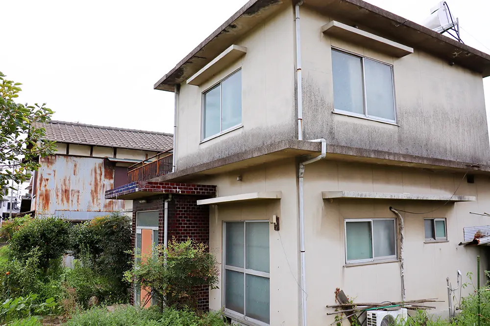2階建て住宅の外観（売却の準備を進める住宅のイメージ）