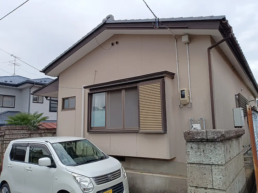 平屋住宅の外観と車