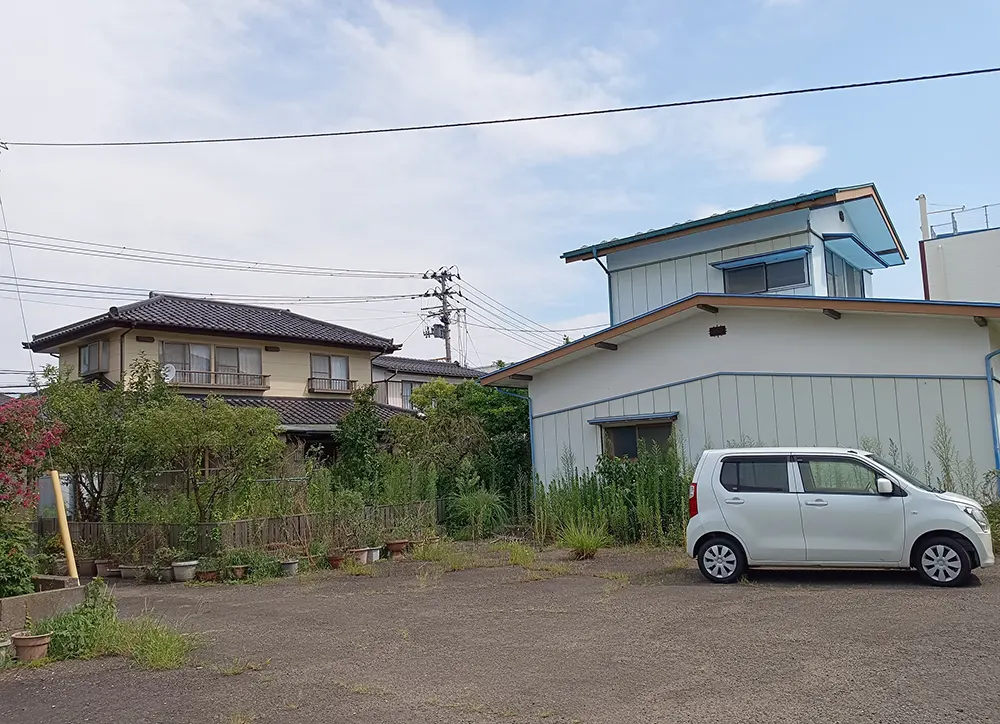 住宅の外観と駐車スペース