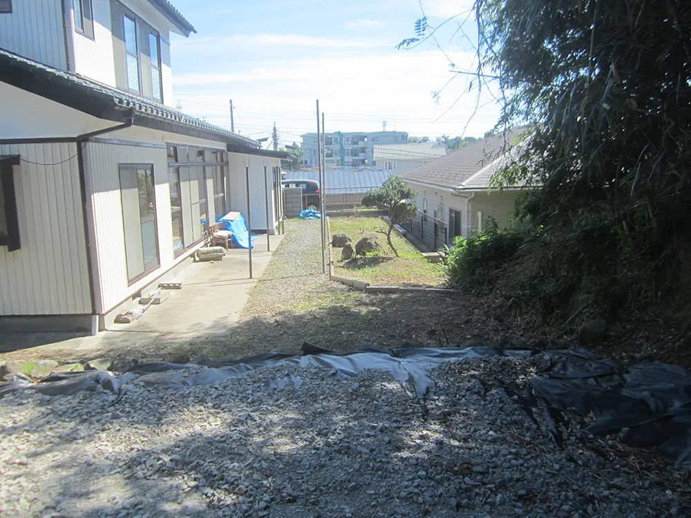 住宅脇の空き地（利府町で相続した土地や空き家を売却する際の注意点）