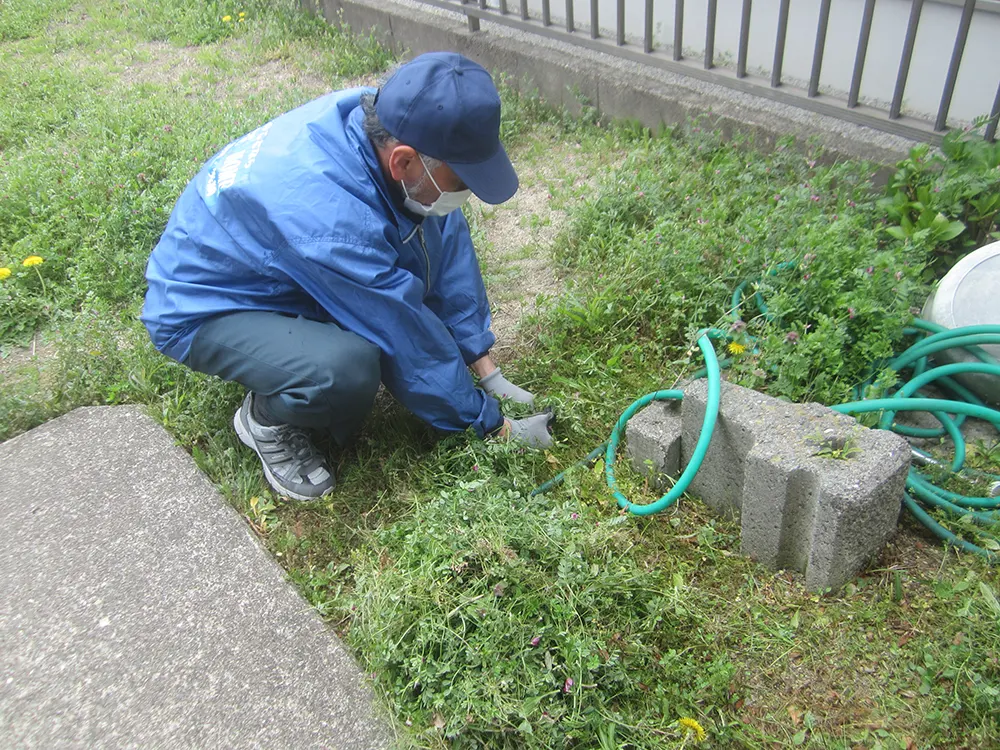 庭で作業する作業員