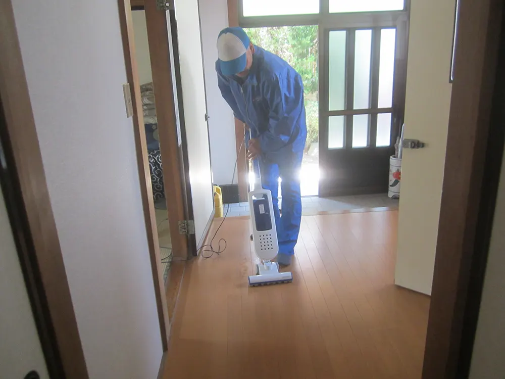 玄関で作業する作業員