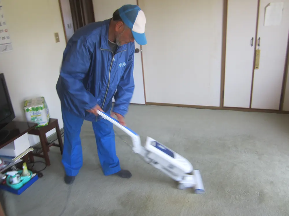 床を清掃する作業員
