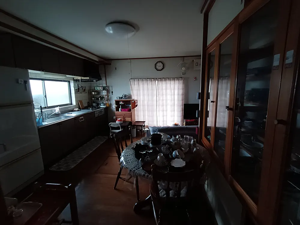 テーブルのある和室の居間